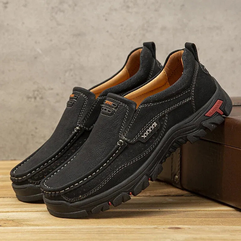 "Chaussures en cuir pour homme avec soutien orthopédique, semelle robuste et design élégant, en noir et marron."