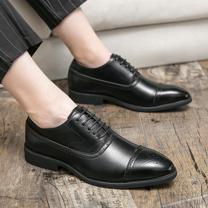 Chaussures Oxford pour homme en cuir lisse, style élégant et classique, couleur noire, détails brogue soignés.