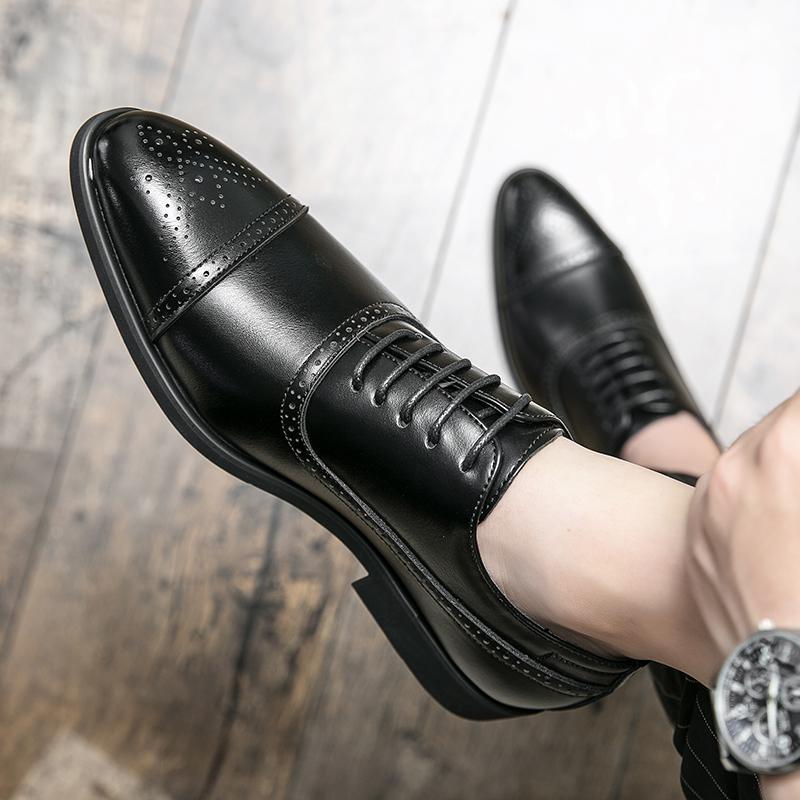 Chaussures Oxford pour homme en cuir lisse, style élégant et classique, couleur noire, détails brogue soignés.