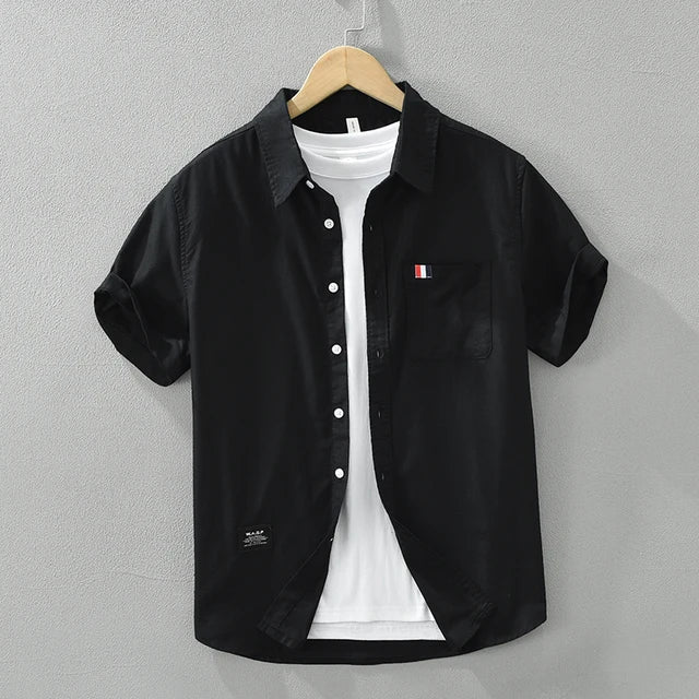 "Chemise à manches courtes hommes, coton doux, design élégant, couleur bleu marine, style décontracté et confortable."