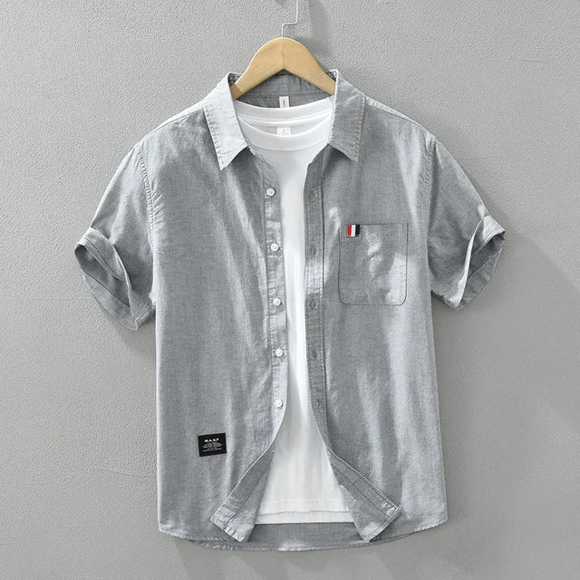 "Chemise à manches courtes hommes, coton doux, design élégant, couleur bleu marine, style décontracté et confortable."