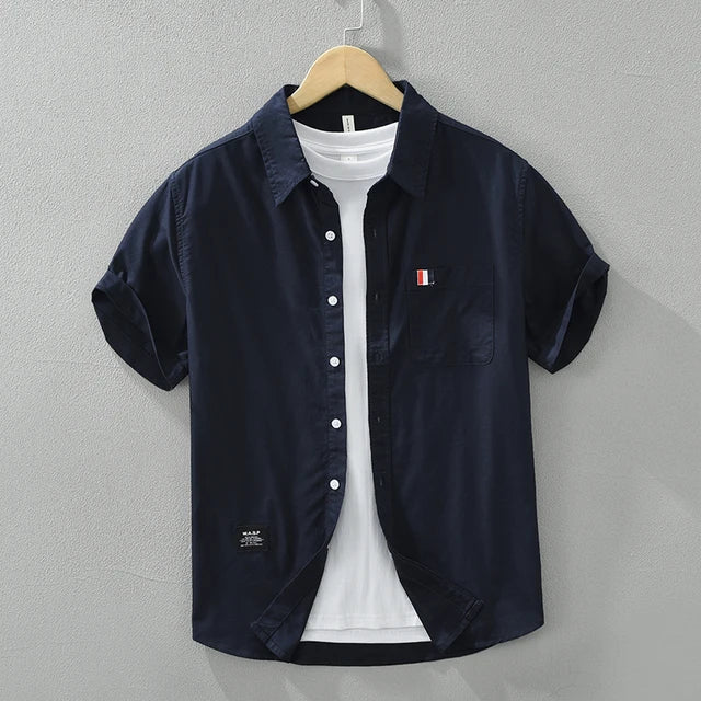 "Chemise à manches courtes hommes, coton doux, design élégant, couleur bleu marine, style décontracté et confortable."