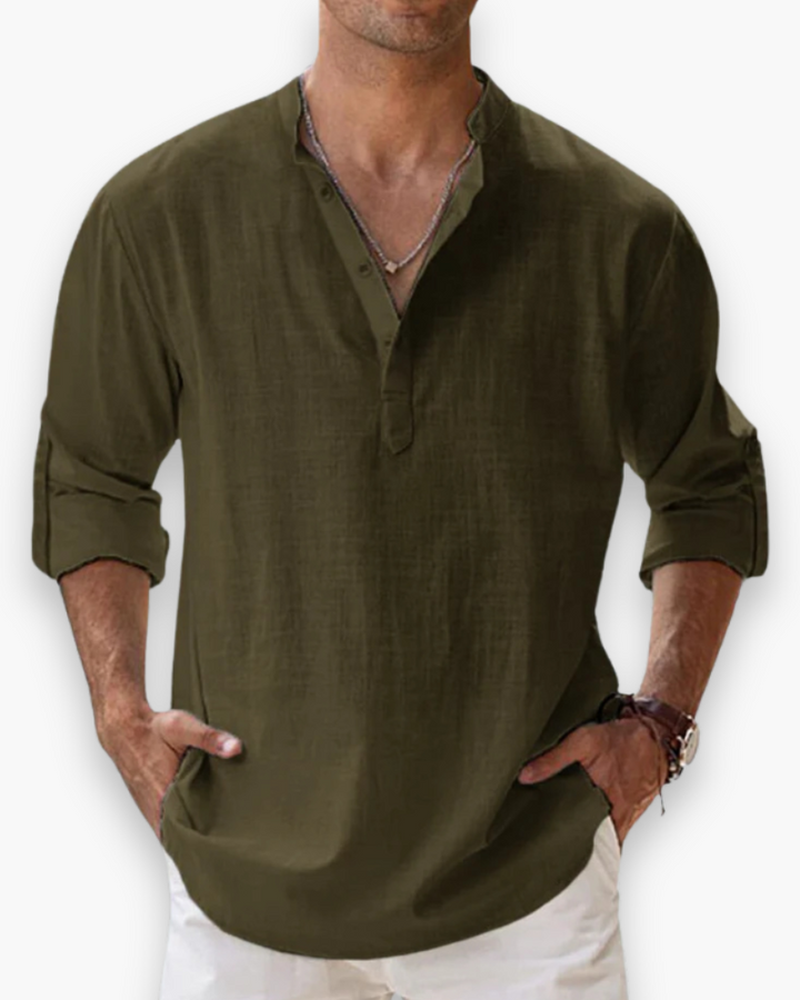 "Chemise décontractée homme, légère, respirante, en tissu ample, teinte bleue, parfait pour l'été et le confort quotidien."