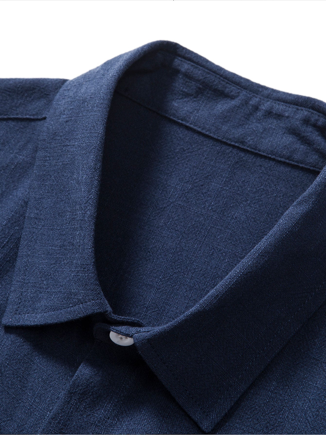 "Chemise en lin pour homme, légère et élégante, idéale pour l'été, en tissu respirant et coupe décontractée."