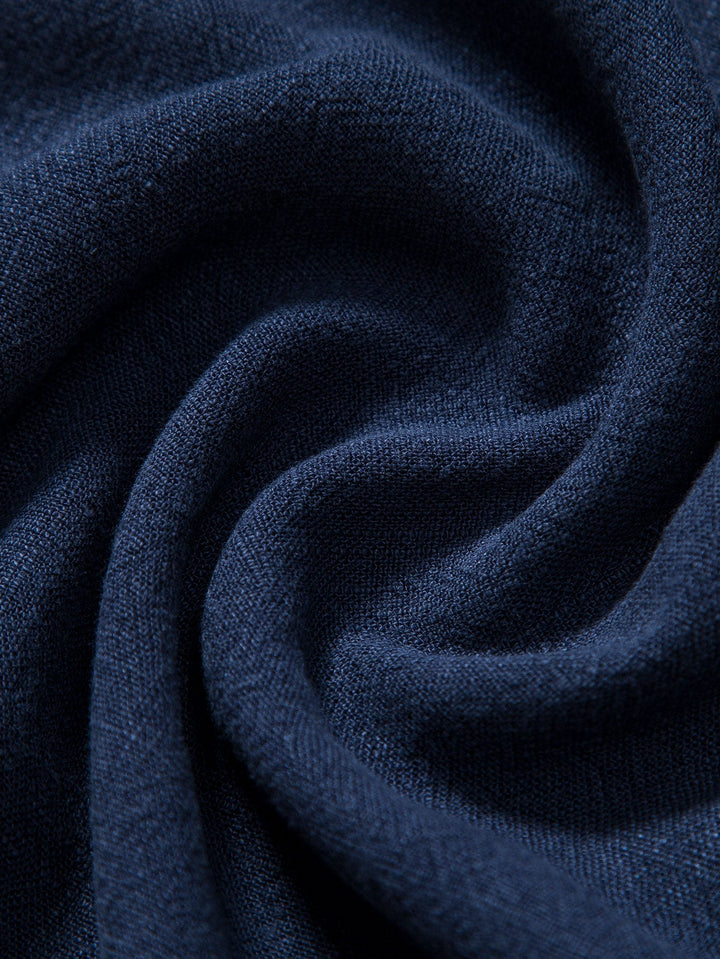 "Chemise en lin pour homme, légère et élégante, idéale pour l'été, en tissu respirant et coupe décontractée."