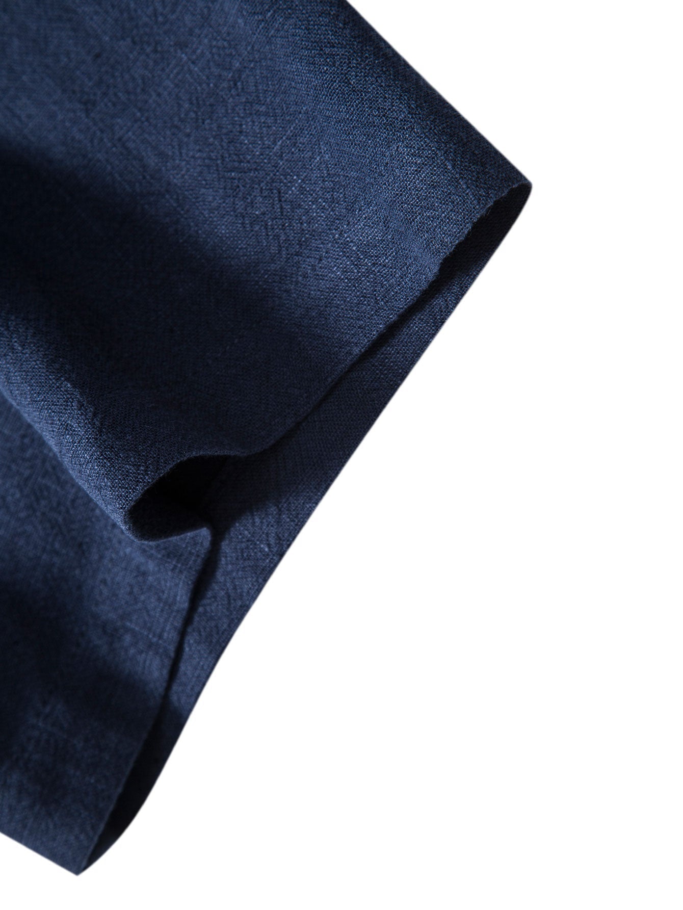 "Chemise en lin pour homme, légère et élégante, idéale pour l'été, en tissu respirant et coupe décontractée."
