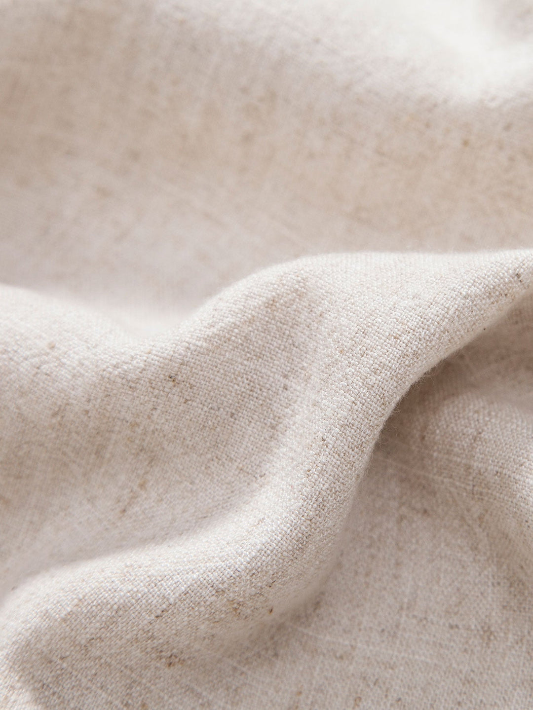 "Chemise en lin pour homme, légère et élégante, idéale pour l'été, en tissu respirant et coupe décontractée."