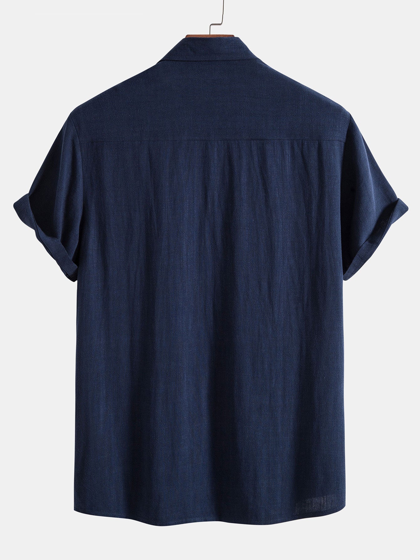"Chemise en lin pour homme, légère et élégante, idéale pour l'été, en tissu respirant et coupe décontractée."