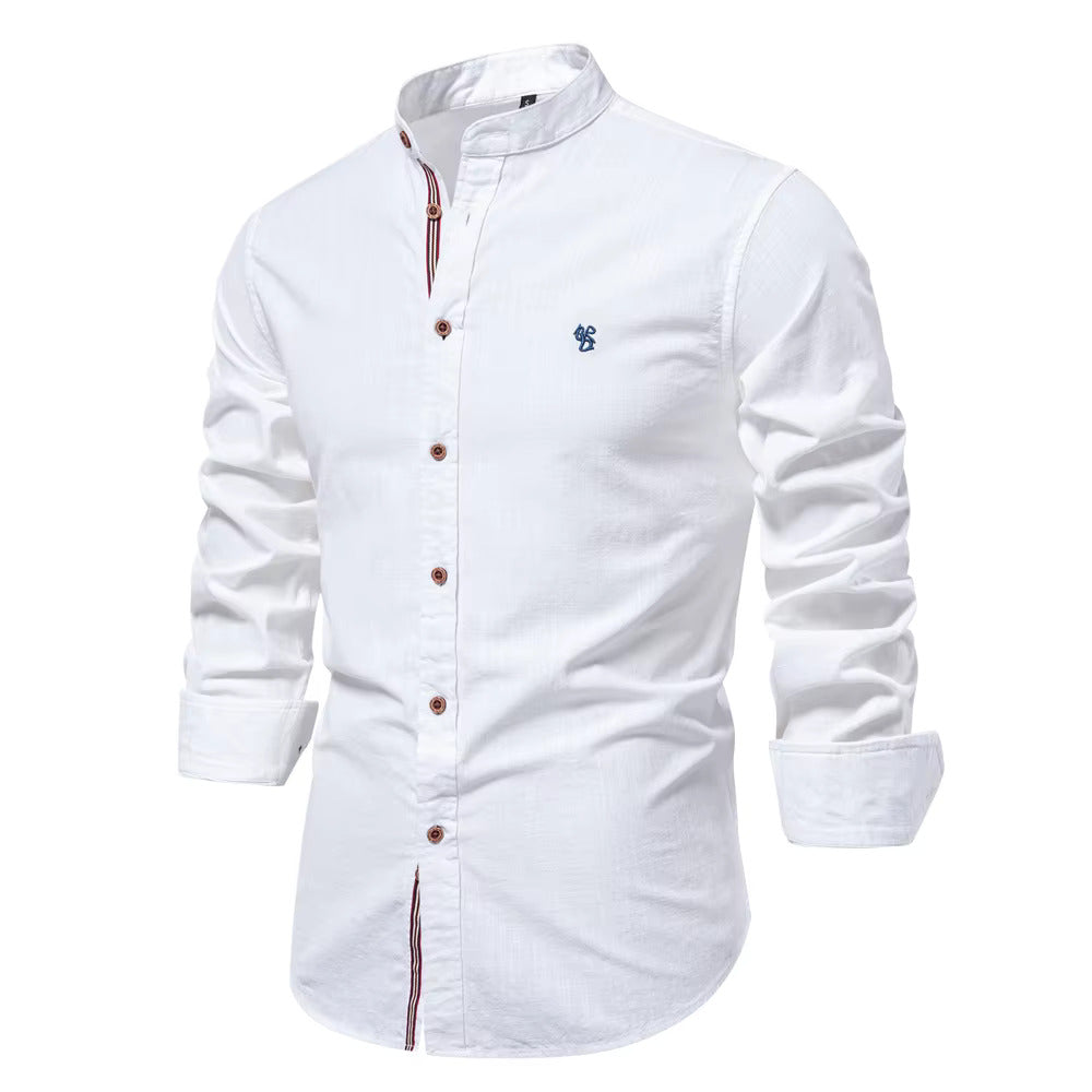 "Chemise femme blanche à col mao, coupe ajustée moderne avec boutons contrastés, élégante et confortable en coton doux."