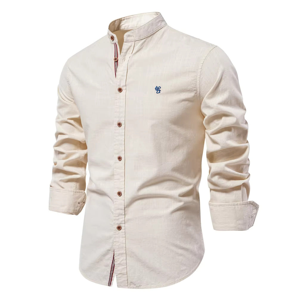 "Chemise femme blanche à col mao, coupe ajustée moderne avec boutons contrastés, élégante et confortable en coton doux."