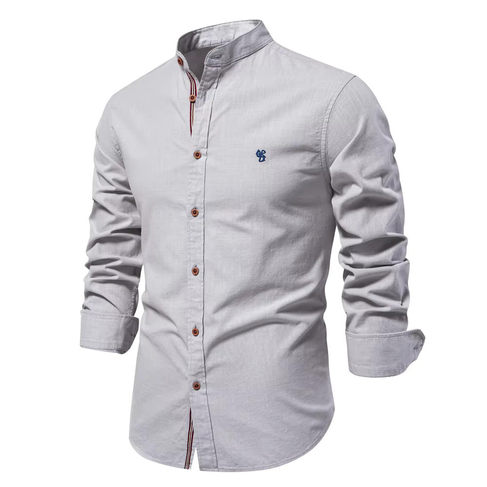 "Chemise femme blanche à col mao, coupe ajustée moderne avec boutons contrastés, élégante et confortable en coton doux."