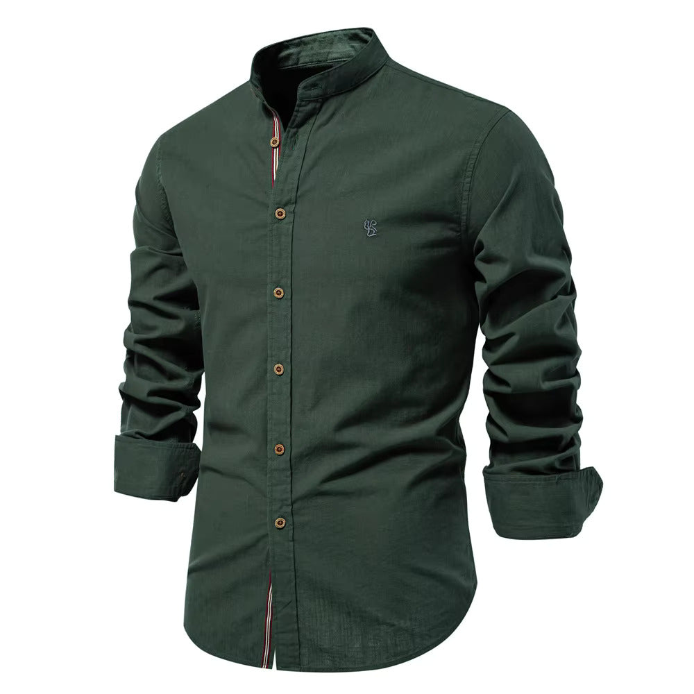 "Chemise femme blanche à col mao, coupe ajustée moderne avec boutons contrastés, élégante et confortable en coton doux."