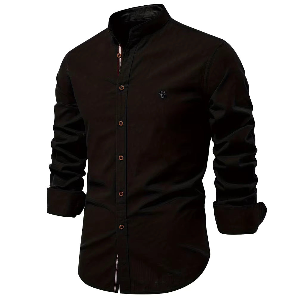 "Chemise femme blanche à col mao, coupe ajustée moderne avec boutons contrastés, élégante et confortable en coton doux."