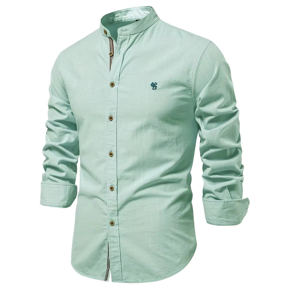 "Chemise femme blanche à col mao, coupe ajustée moderne avec boutons contrastés, élégante et confortable en coton doux."