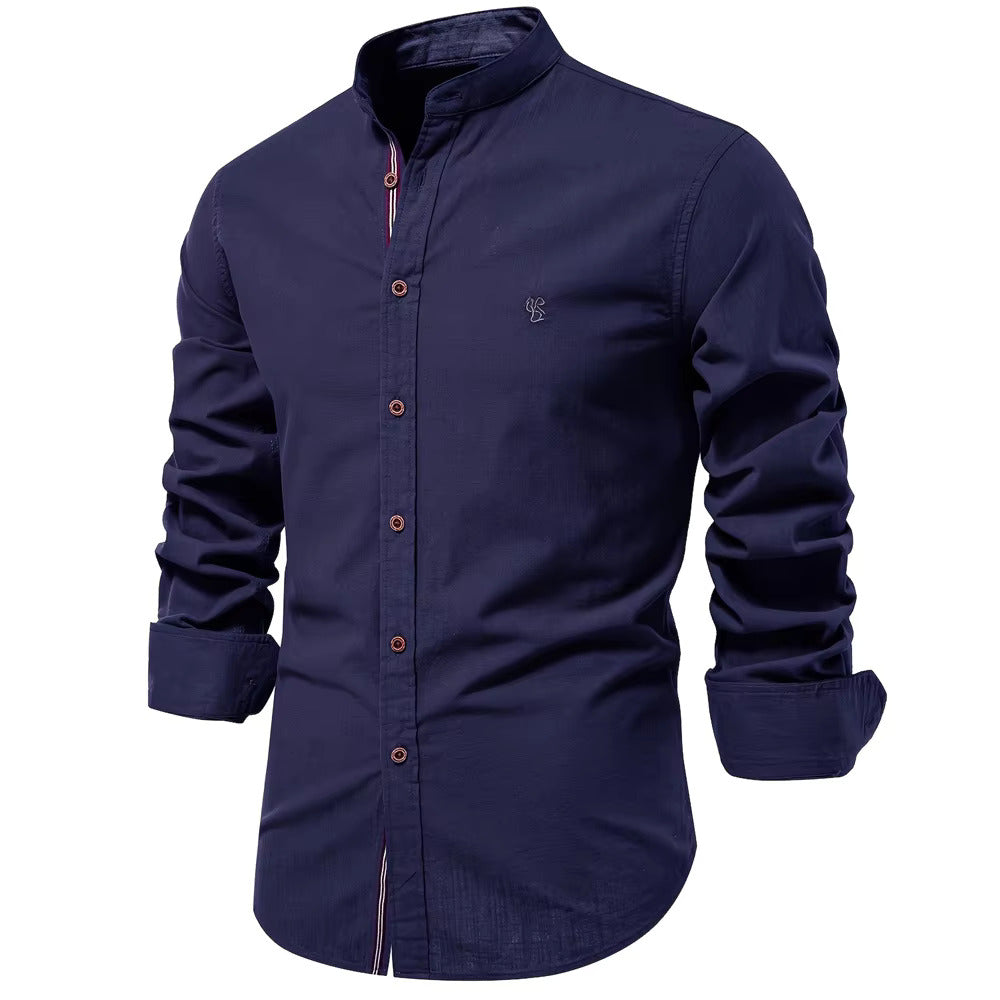 "Chemise femme blanche à col mao, coupe ajustée moderne avec boutons contrastés, élégante et confortable en coton doux."
