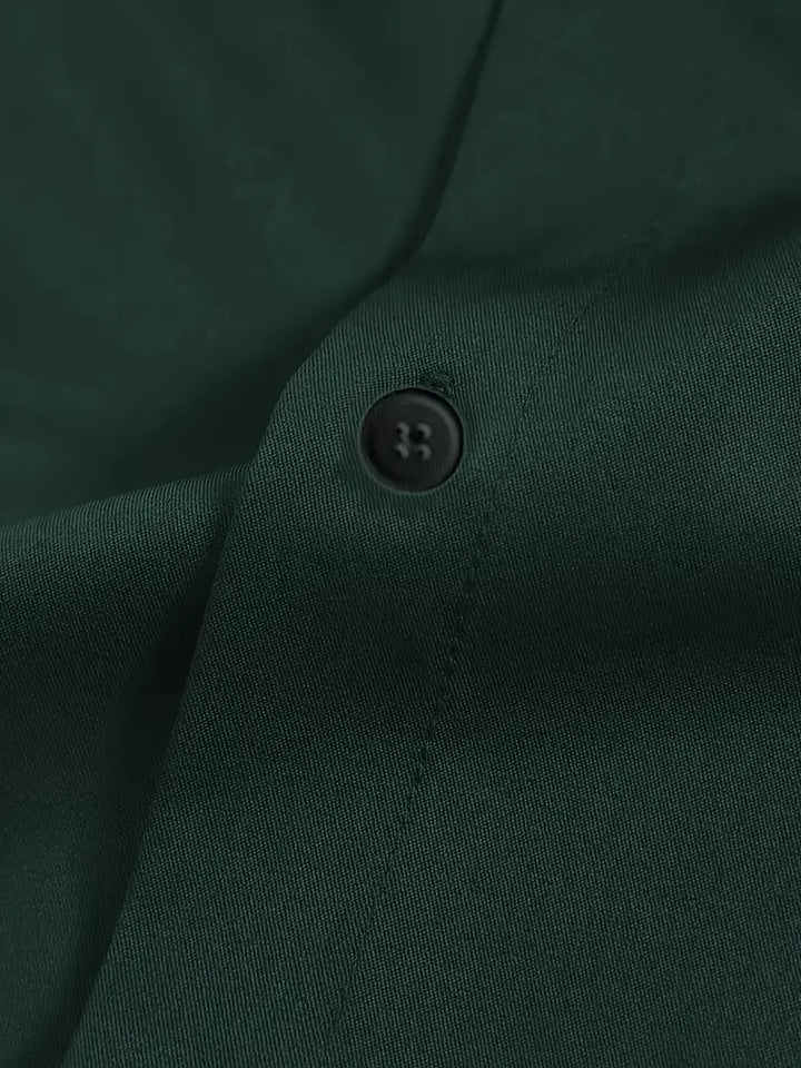 "Chemise formelle verte unie pour homme, coupe moderne, col à revers, tissu semi-transparent, élégante pour occasions profess