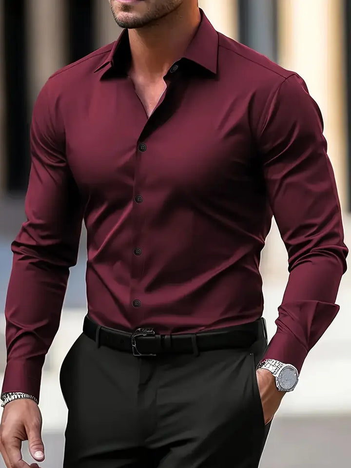 "Chemise formelle verte unie pour homme, coupe moderne, col à revers, tissu semi-transparent, élégante pour occasions profess
