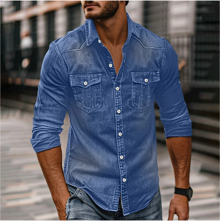 "Chemise homme en denim bleu avec col classique, fermeture à boutons et poches poitrine, élégante et résistante."