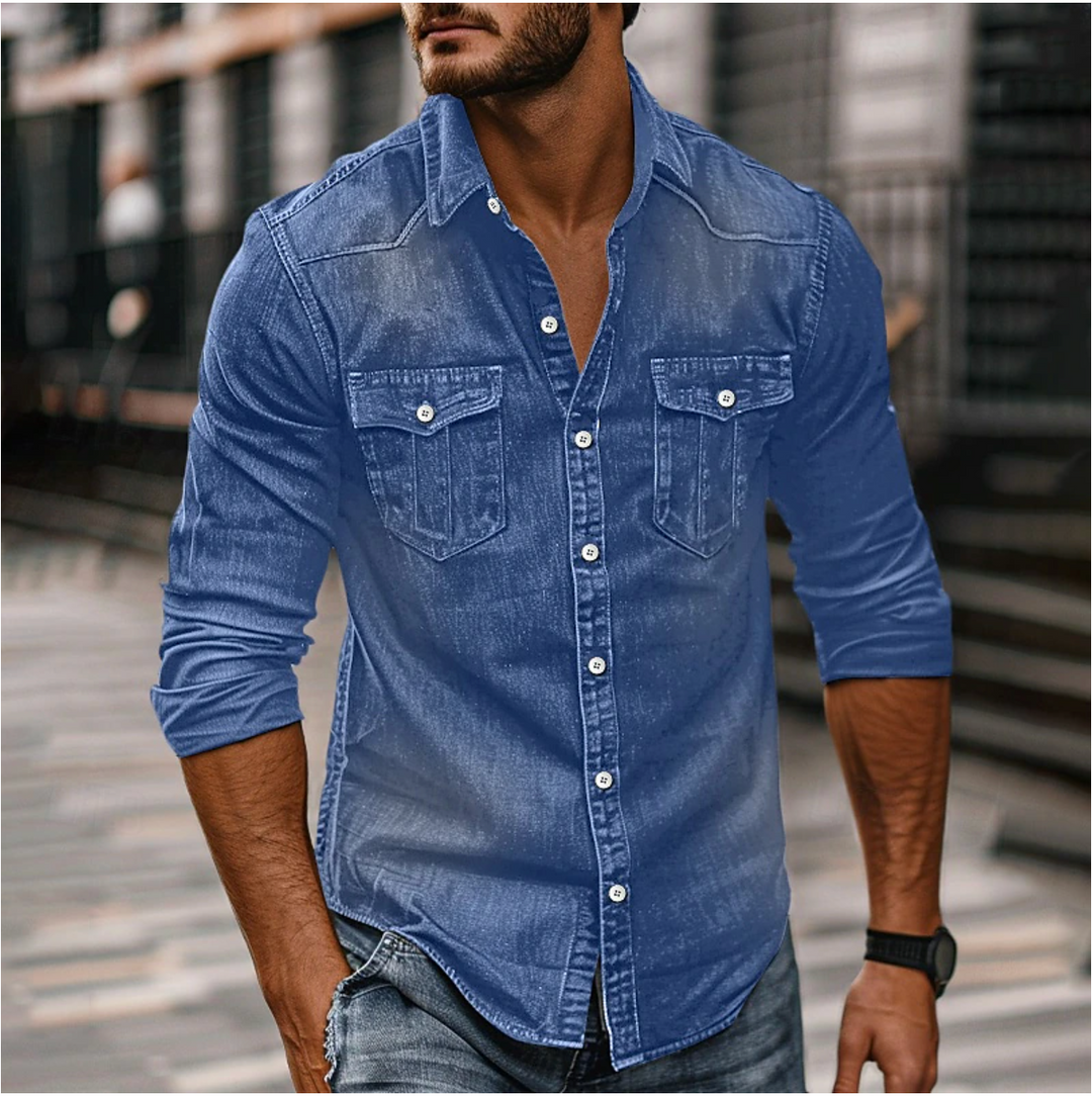 "Chemise homme en denim bleu avec col classique, fermeture à boutons et poches poitrine, élégante et résistante."