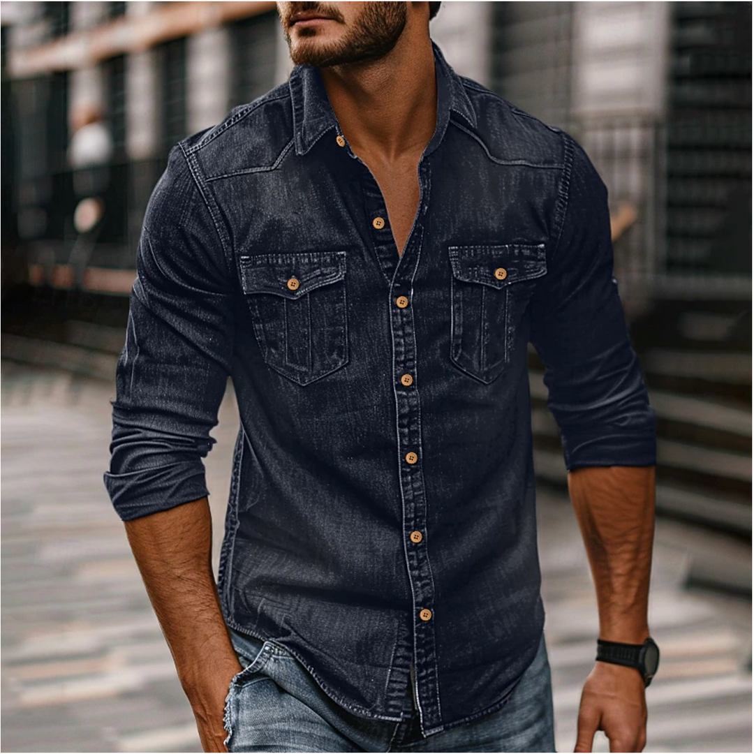"Chemise homme en denim bleu avec col classique, fermeture à boutons et poches poitrine, élégante et résistante."