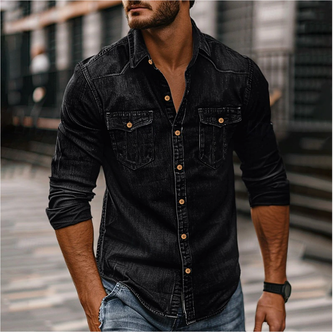 "Chemise homme en denim bleu avec col classique, fermeture à boutons et poches poitrine, élégante et résistante."