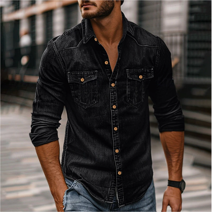 "Chemise homme en denim bleu avec col classique, fermeture à boutons et poches poitrine, élégante et résistante."