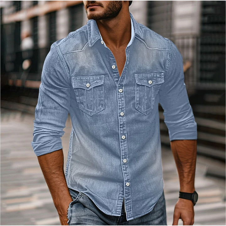 "Chemise homme en denim bleu avec col classique, fermeture à boutons et poches poitrine, élégante et résistante."