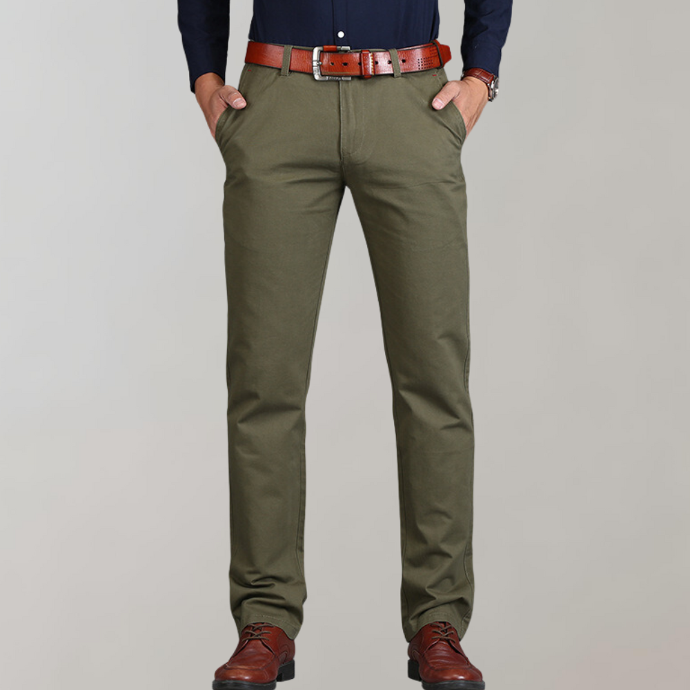 "Chino homme élégant, coupe droite, tissu coton premium, couleur neutre pour style polyvalent et confort quotidien."