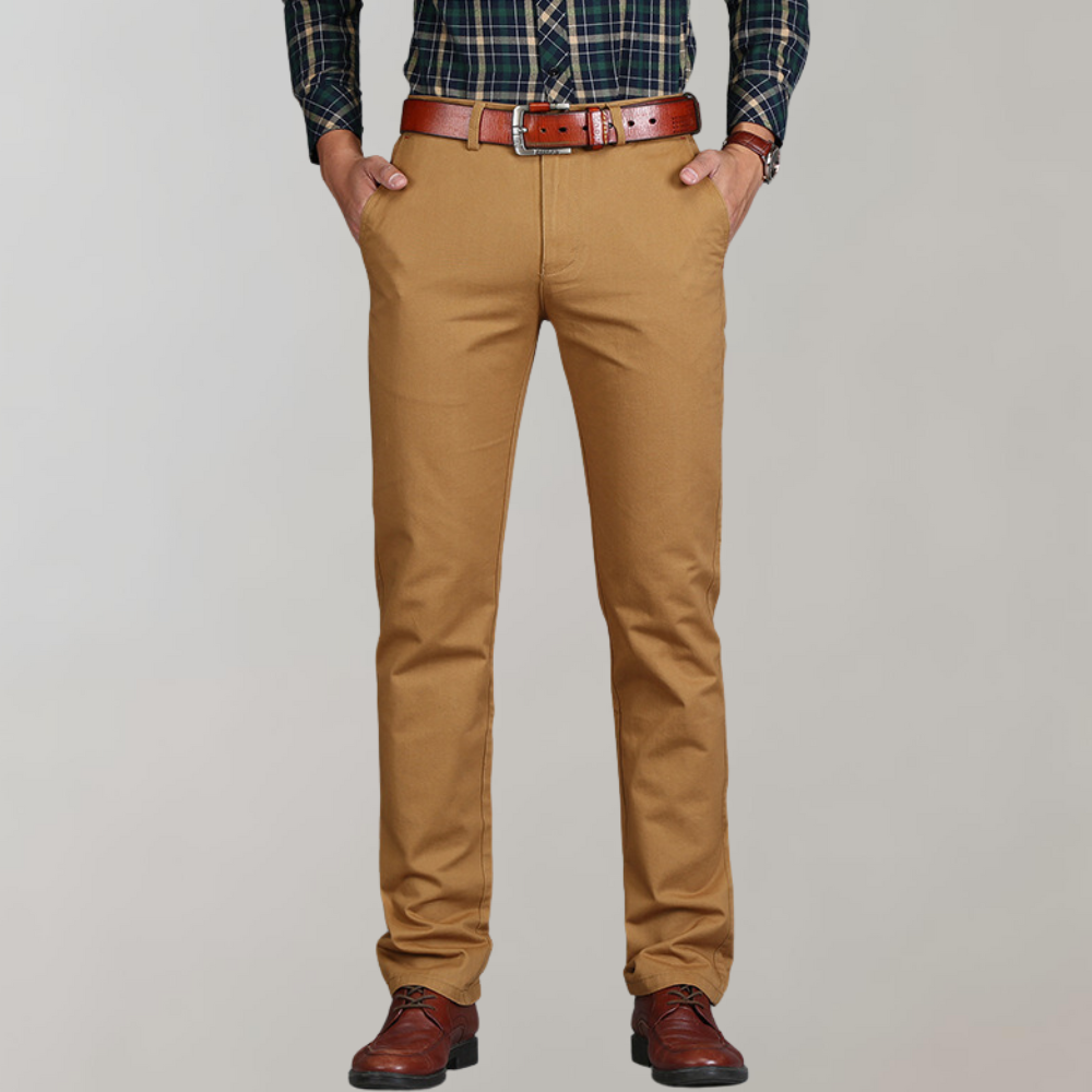 "Chino homme élégant, coupe droite, tissu coton premium, couleur neutre pour style polyvalent et confort quotidien."