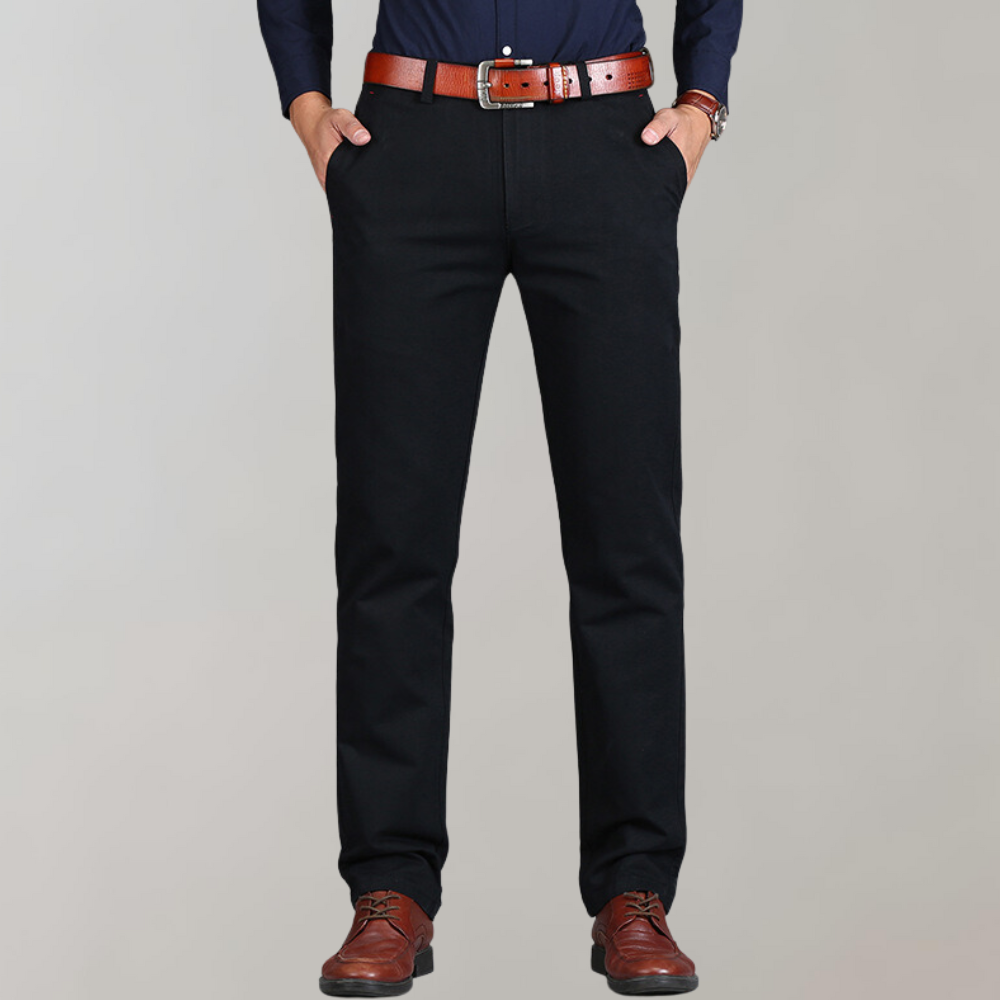 "Chino homme élégant, coupe droite, tissu coton premium, couleur neutre pour style polyvalent et confort quotidien."