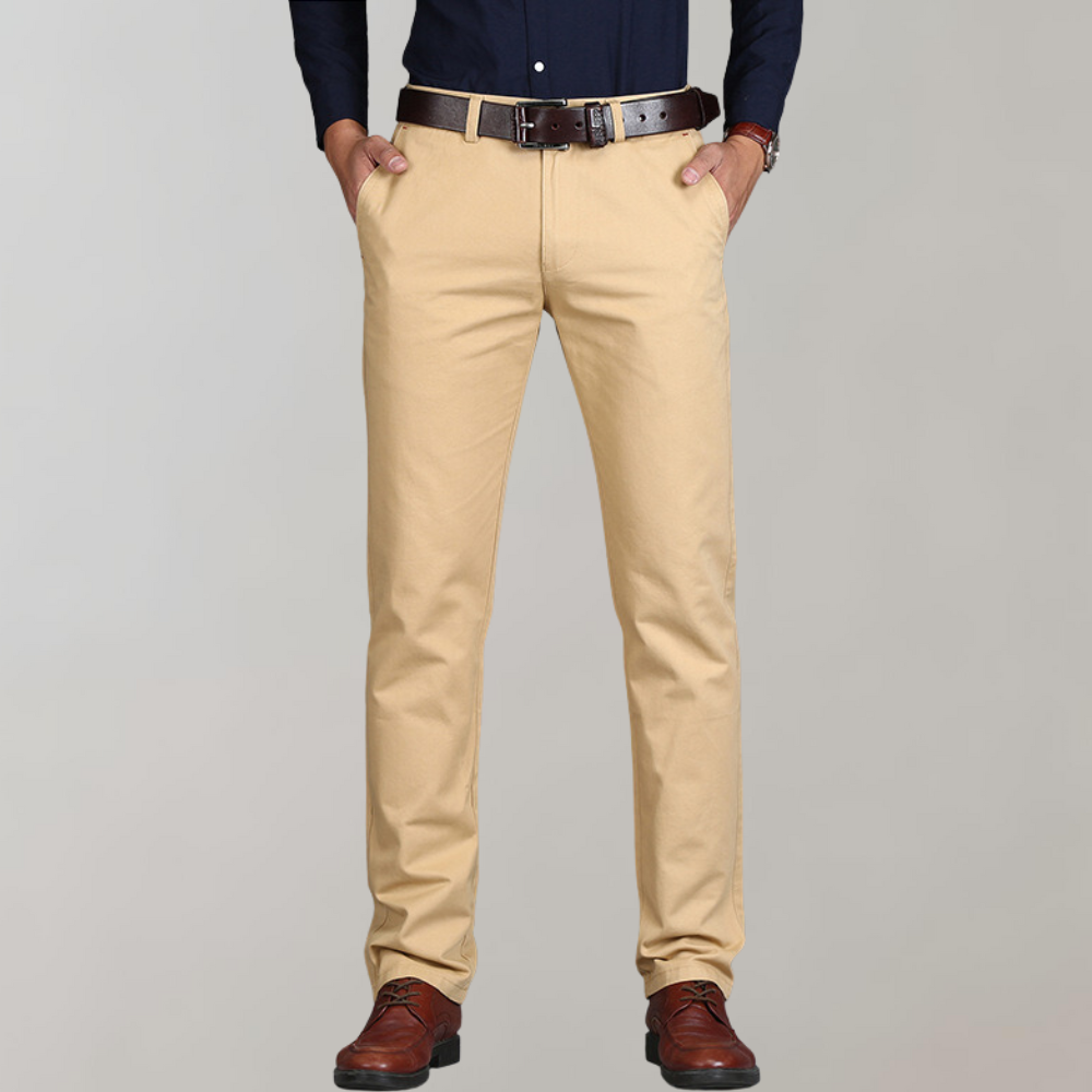 "Chino homme élégant, coupe droite, tissu coton premium, couleur neutre pour style polyvalent et confort quotidien."