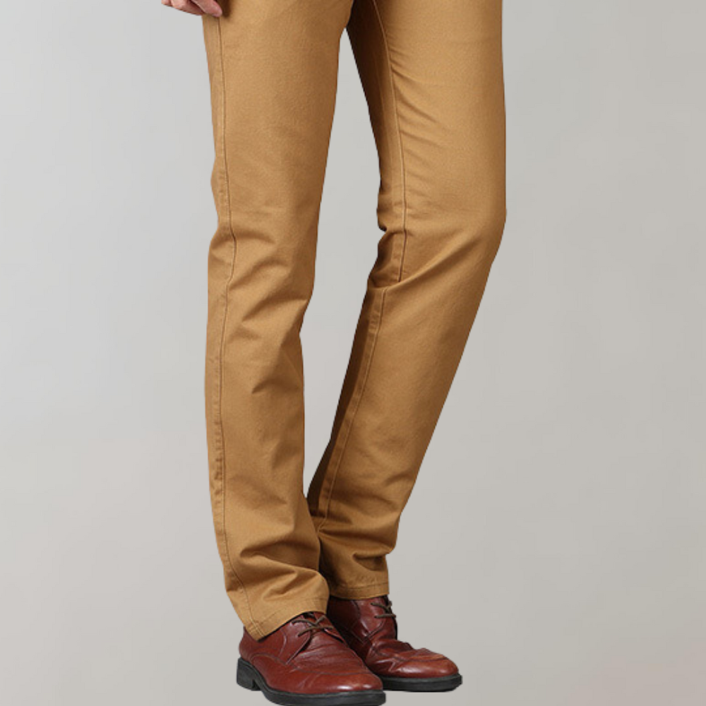 "Chino homme élégant, coupe droite, tissu coton premium, couleur neutre pour style polyvalent et confort quotidien."