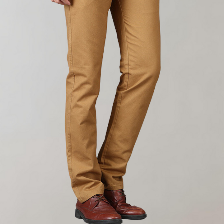 "Chino homme élégant, coupe droite, tissu coton premium, couleur neutre pour style polyvalent et confort quotidien."