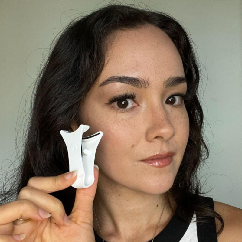 "Cils magnétiques élégants, longs et volumineux, sans colle, ajoutant confort et glamour instantané."