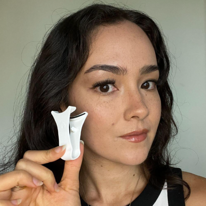 "Cils magnétiques élégants, longs et volumineux, sans colle, ajoutant confort et glamour instantané."