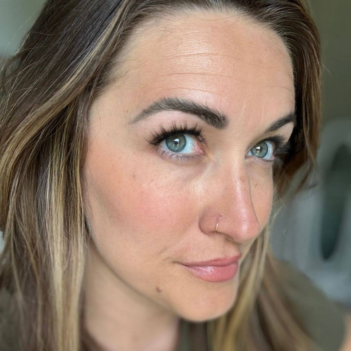 "Cils magnétiques élégants, longs et volumineux, sans colle, ajoutant confort et glamour instantané."