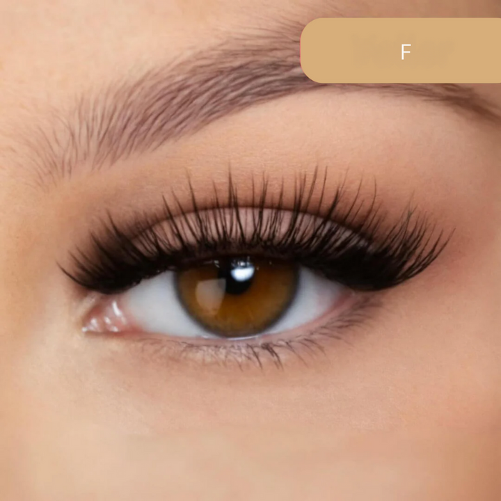 "Cils magnétiques élégants, longs et volumineux, sans colle, ajoutant confort et glamour instantané."