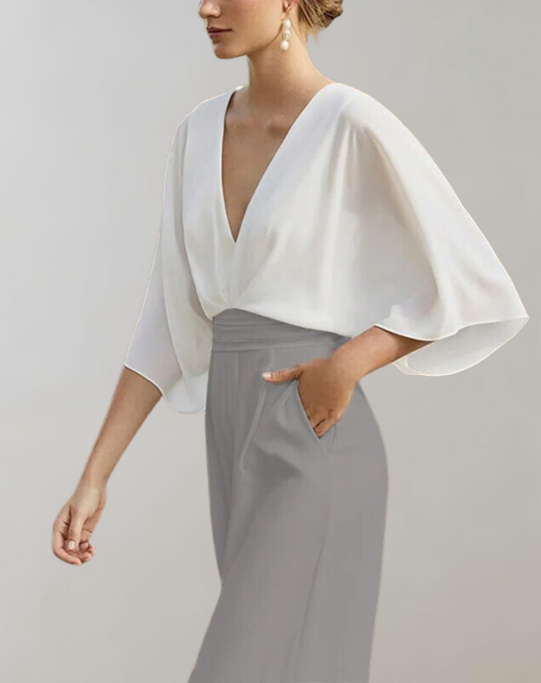 "Combinaison fluide femme avec manches papillon, décolleté en V, taille marquée et jambes larges, élégante et confortable."