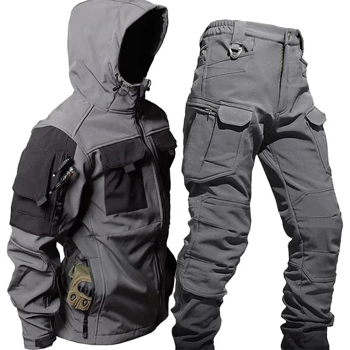 "Combinaison imperméable homme élégante avec capuche, protection pluie en gris, noir ou vert pour style moderne par temps hum