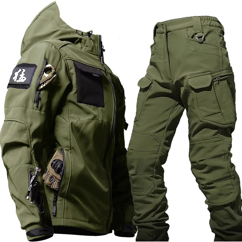 "Combinaison imperméable homme élégante avec capuche, protection pluie en gris, noir ou vert pour style moderne par temps hum