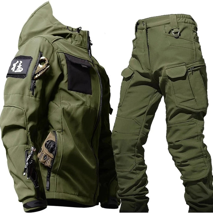 "Combinaison imperméable homme élégante avec capuche, protection pluie en gris, noir ou vert pour style moderne par temps hum