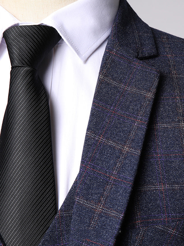 "Costume homme trois pièces à carreaux élégants, coupe ajustée, veste, gilet, pantalon, style classique et moderne."