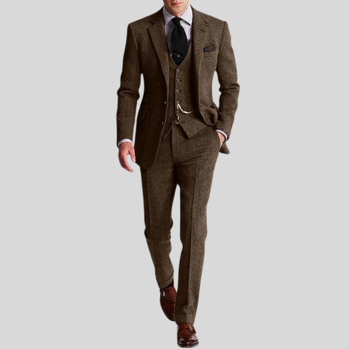 Costume trois pièces homme en tweed élégant, coupe slim, veste gilet pantalon, style raffiné moderne.