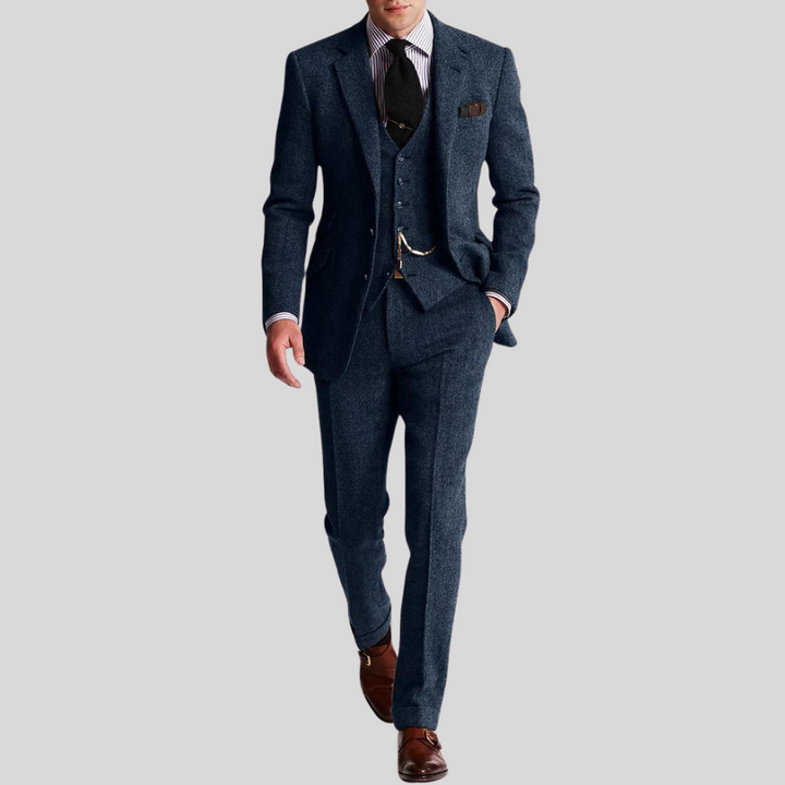Costume trois pièces homme en tweed élégant, coupe slim, veste gilet pantalon, style raffiné moderne.