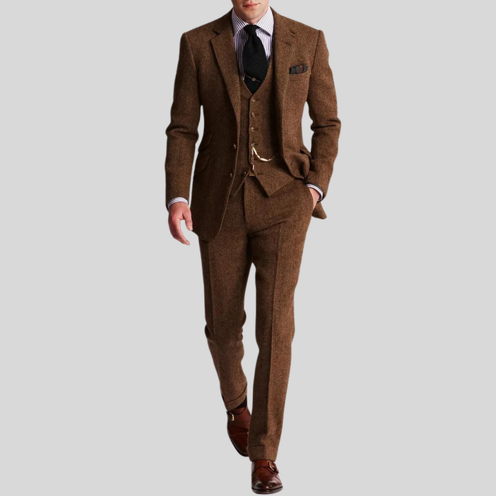 Costume trois pièces homme en tweed élégant, coupe slim, veste gilet pantalon, style raffiné moderne.