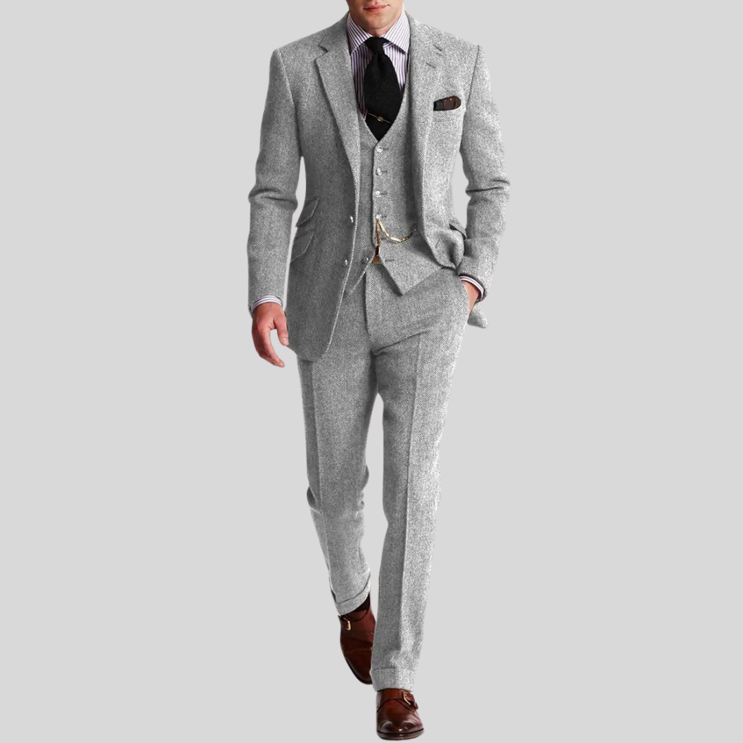 Costume trois pièces homme en tweed élégant, coupe slim, veste gilet pantalon, style raffiné moderne.