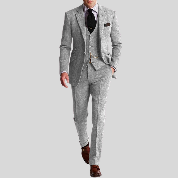 Costume trois pièces homme en tweed élégant, coupe slim, veste gilet pantalon, style raffiné moderne.