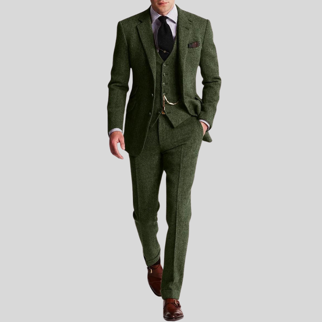 Costume trois pièces homme en tweed élégant, coupe slim, veste gilet pantalon, style raffiné moderne.
