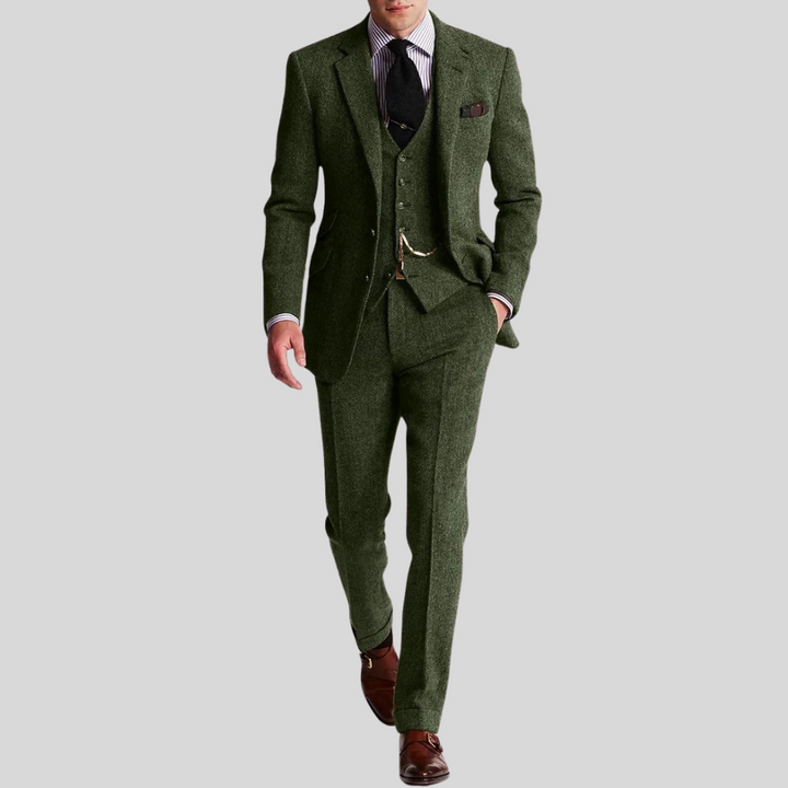 Costume trois pièces homme en tweed élégant, coupe slim, veste gilet pantalon, style raffiné moderne.