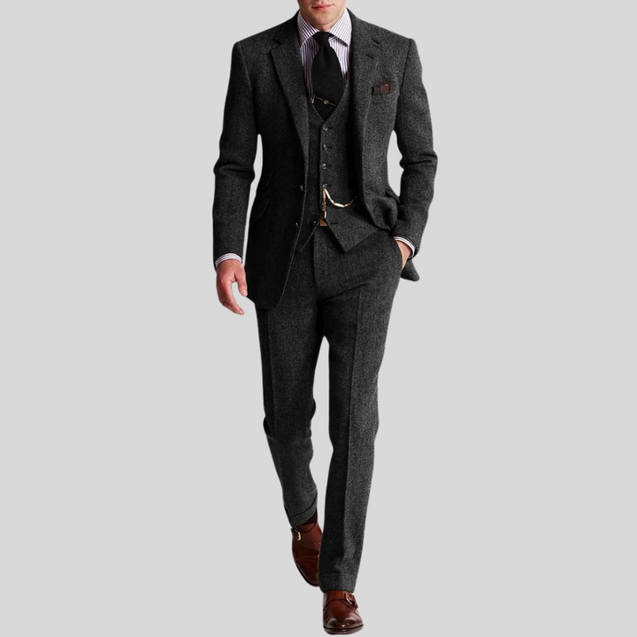 Costume trois pièces homme en tweed élégant, coupe slim, veste gilet pantalon, style raffiné moderne.